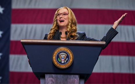Meryl Streep fala em cima de um palanque em cena do filme Não Olhe Para Cima