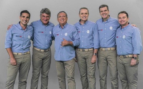 Gustavo Villani, Cléber Machado, Galvão Bueno, Luís Roberto, Rogério Corrêa e Rembrandt Júnior na Globo com o mesmo uniforme: camisa azul e calça marrom