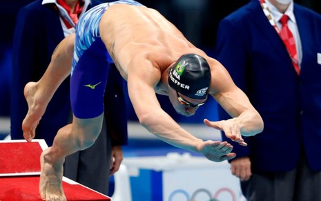 O brasileiro Fernando Scheffer mergulha em direção à piscina para disputar prova de natação nas Olimpíadas