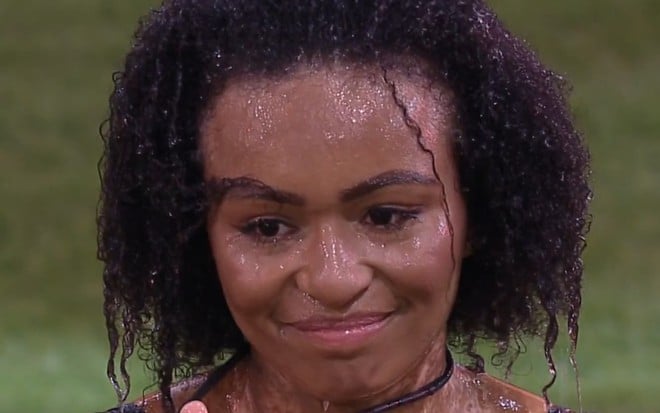 Natália Deodato está molhada após levar água na cabeça no Jogo da Discórdia no BBB 22