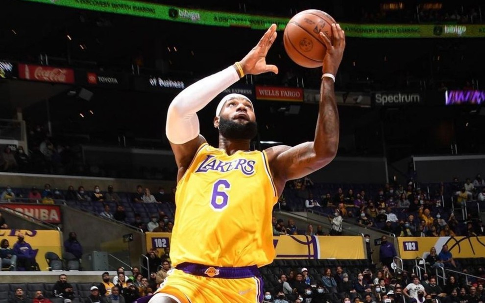 LeBron James em com a camisa amarela do Los Angeles Lakers, da NBA