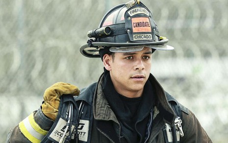Charlie Barnett com o traje de seu personagem em Chicago Fire