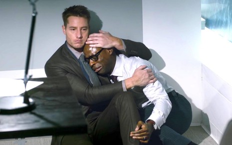 Kevin (Justin Hartley) consola Randall (Sterling K. Brown) em cena de This Is Us