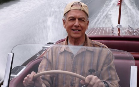 Mark Harmon pilota barco em cena da 18ª temporada de NCIS