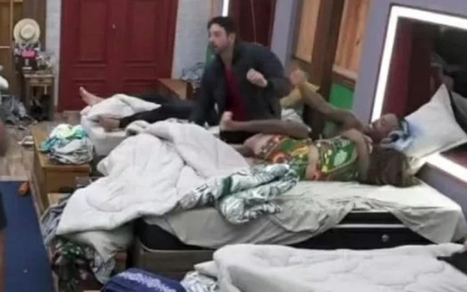 Nego do Borel está deitado na cama com Dayane Mello e abraça a modelo após a festa de A Fazenda 13