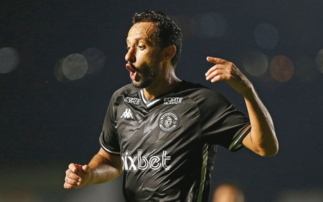 Nenê, do Vasco, comemorando gol com uniforme preto