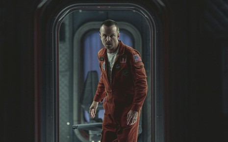Aaron Paul usa uniforme de astronauta em cena de Black Mirror