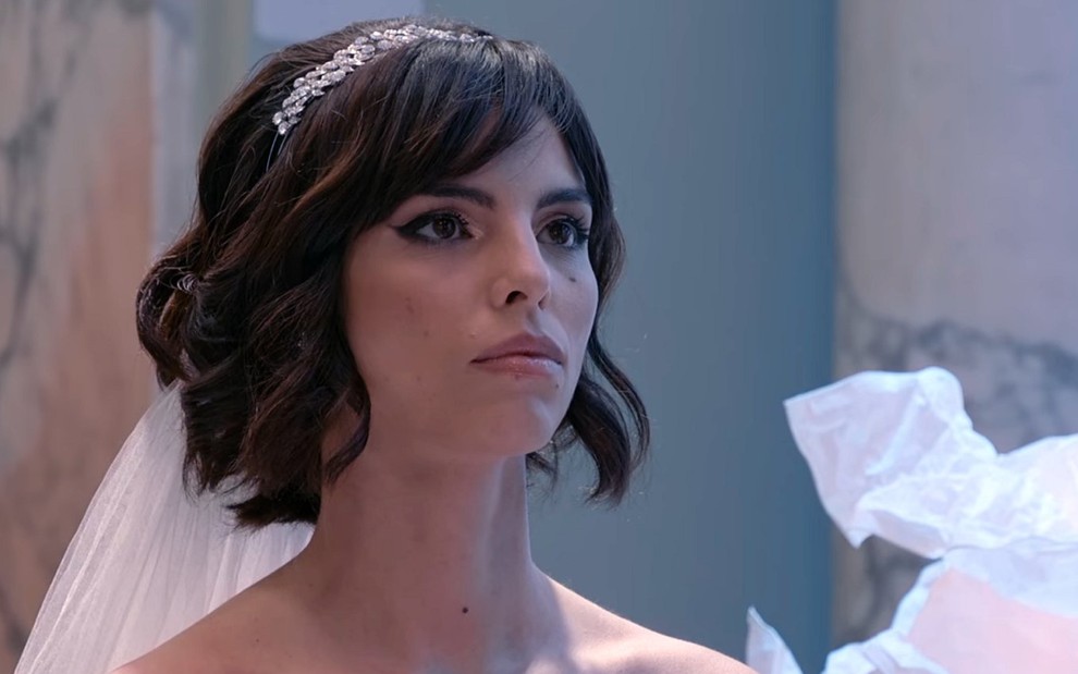 Ana Prado Muack vestida de noiva com o olhar sério em Casamento às Cegas, da Netflix