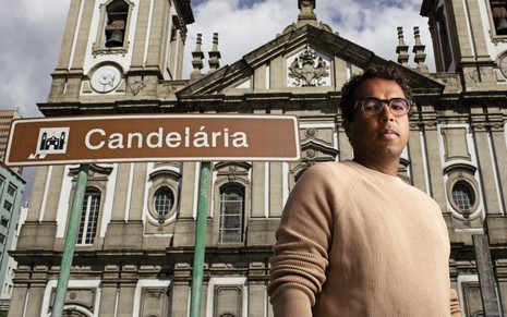 Luis Lomenha posa para foto em frente à igreja da Candelária, no Rio de Janeiro
