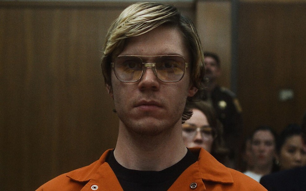 Evan Peters está caracterizado como Jeffrey Dahmer em cena de Dahmer: Um Canibal Americano, da Netflix