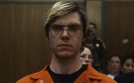 Evan Peters está caracterizado como Jeffrey Dahmer em cena de Dahmer: Um Canibal Americano, da Netflix