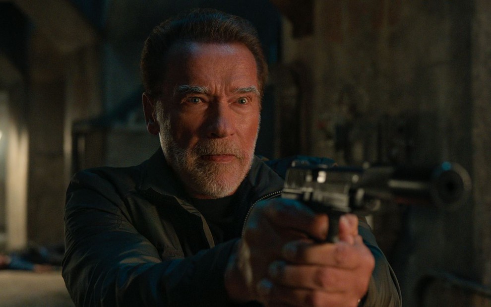 Arnold Schwarzenegger aponta arma e tem expressão de medo em cena da série Fubar