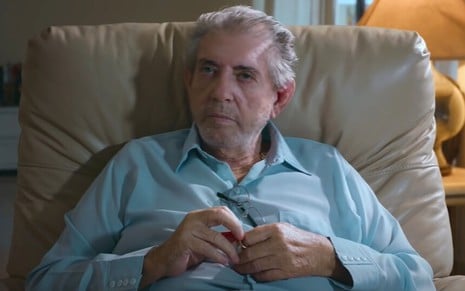 João de Deus está sentado em uma poltrona; a imagem é de uma série documental da Netflix
