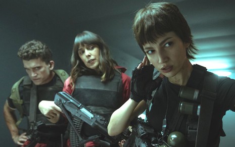 Úrsula Corberó (à dir.), Belén Cuesta e Jaime Lorente lado a lado em cena de La Casa de Papel 5, da Netflix