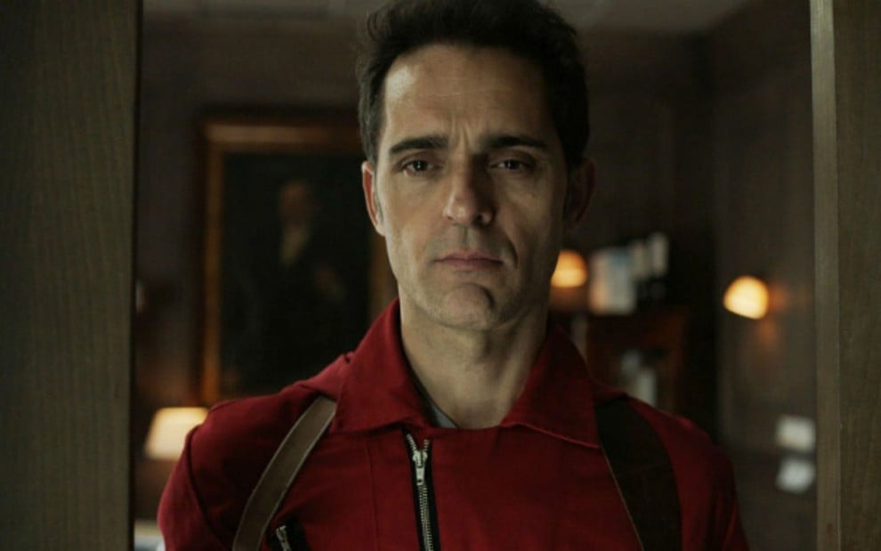 Pedro Alonso está caracterizado como o Berlim, com o casaco vermelho dos ladrões de La Casa de Papel