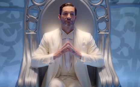 Lúcifer (Tom Ellis) de branco e sentado no trono como Deus na série da Netflix