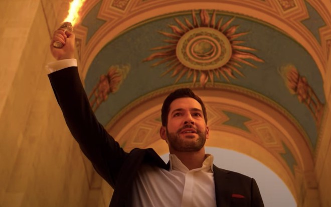O personagem Lúcifer (Tom Ellis) segura uma espada de fogo em cena da série Lucifer, da Netflix