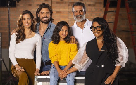 Mel Lisboa, Daniel Rocha, Marianna Santos, Marcos Pasquim e Claudia Di Moura posam para foto oficial da série Luz, da Netflix