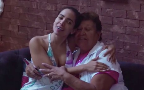 A cantora Anitta abraçada com a fã Maria Ilza de Azevedo Silva em cena do documentário Made in Honório, produzido pela Netflix