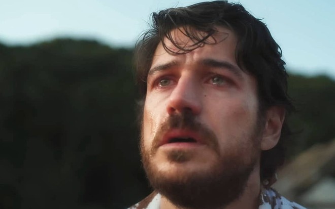 Marco Pigossi em cena da segunda temporada de Cidade Invisível