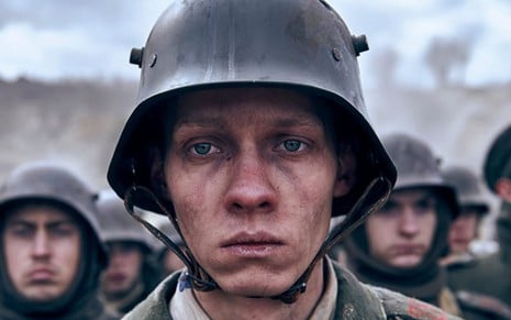 Personagem Paul Bäumer (Felix Kammerer), em cena do filme Nada de Novo no Front, da Netflix