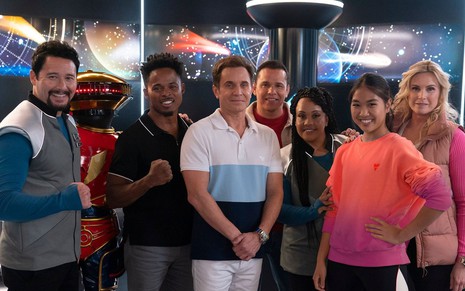 Atores de Power Rangers sorriem para foto promocional do especial Agora e Sempre