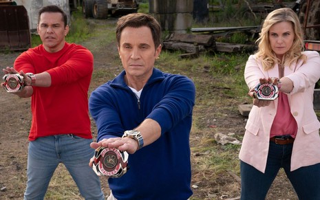 Rocky (Steve Cardenas), Billy (David Yost) e Kat (Catherine Sutherland) se preparam para morfar em Power Rangers: Agora e Sempre