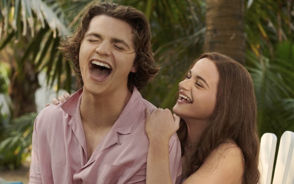 Joel Courtney (à esq.) e Joey King sorrindo em cena de A Barraca do Beijo 3, filme da Netflix