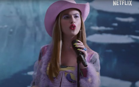 A atriz Giovanna Grigio usa chapéu rosa no clipe de Sálvame, música regravada pela série Rebelde para a Netflix