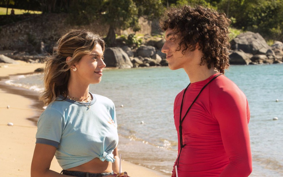 Giovanna Lancellotti e Jorge López se encaram na praia em cena de Temporada de Verão, da Netflix