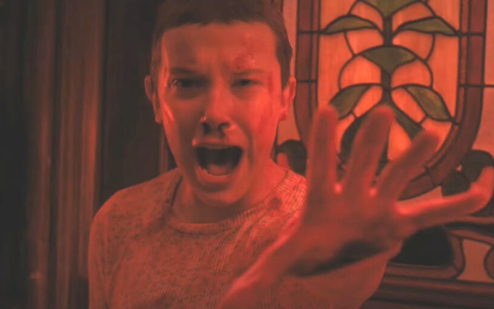 Eleven (Millie Bobby Brown) grita ao usar poder da mente em cena do trailer de Stranger Things, da Netflix