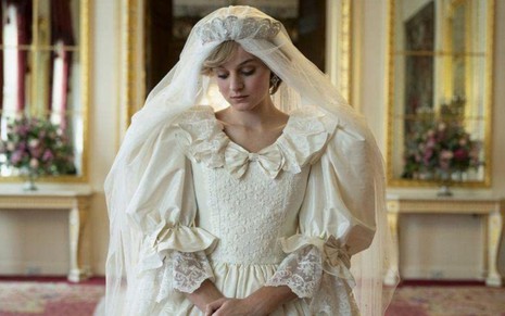 Emma Corrin de vestido de noiva em cena da quarta temporada de The Crown