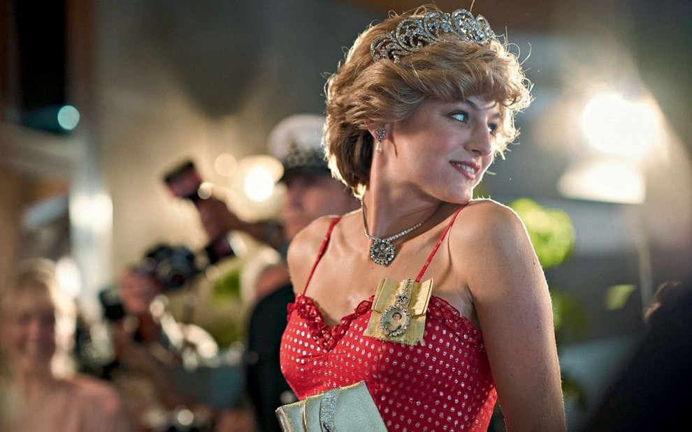 Emma Corrin caracterizada como a princesa Diana na quarta temporada de The Crown