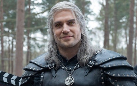 Henry Cavill usa as roupas de guerra do personagem Geralt de Rivia nos bastidores da 2ª temporada da série The Witcher