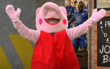 Craque Neto vestido como a porquinha Peppa Pig comanda o programa Os Donos da Bola