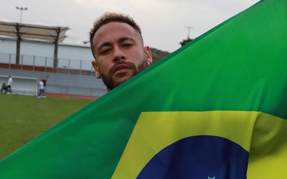 Imagem de Neymar segurando a bandeira do Brasil