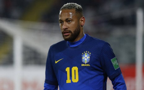 Neymar com a camisa azul e o short branco da seleção brasileira. Ele tenta dominar um lançamento de bola em campo, em jogo válido pela Copa América 2021