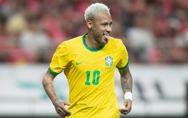 Neymar, da seleção brasileira, em campo com uniforme amarelo do Brasil