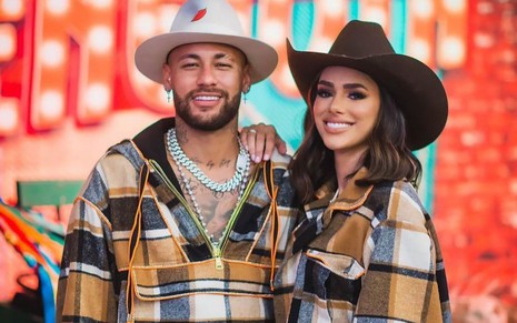 Imagem de Neymar (à esq.) e Bruna Biancardi com roupa xadrez combinando