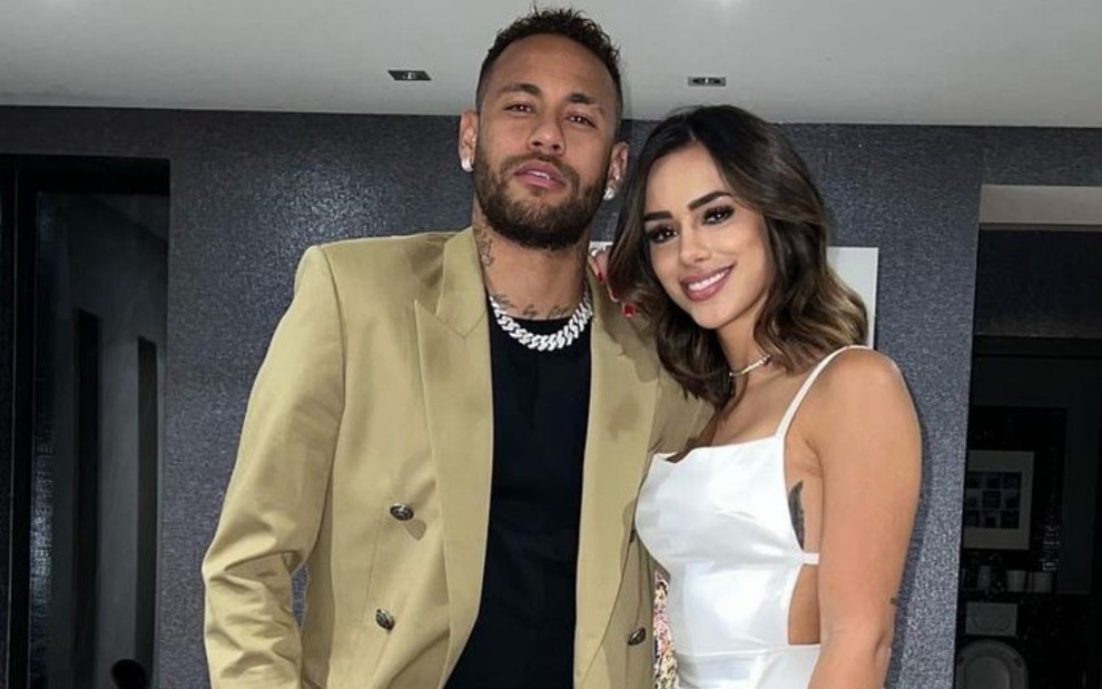 Neymar Jr. e Bruna Biancardi estão abraçados e sorridentes