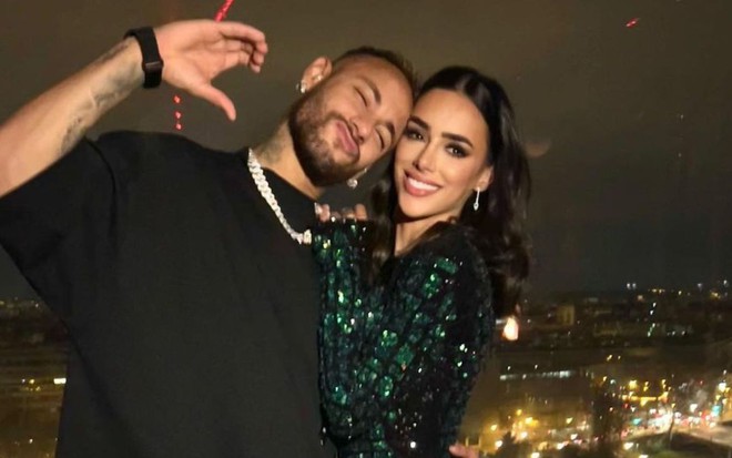 Neymar, à esquerda, abraçado com Bruna Biancardi, à direita