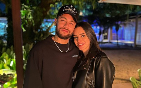 Neymar abraça Bruna Biancardi em foto posada no Instagram