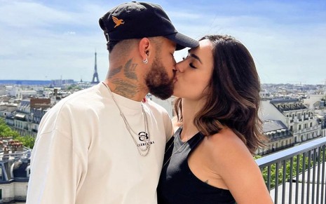 Neymar Jr. e Bruna Biancardi se beijam em foto publicada no Instagram