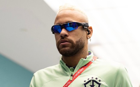 Neymar na chegada para jogar contra a Croácia: ele está de óculos