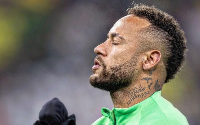 Foto de Neymar com a cabeça levantada