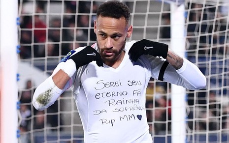 Neymar exibe uma camiseta branca com mensagem para Marília Mendonça no jogo do PSG contra o Bordeaux