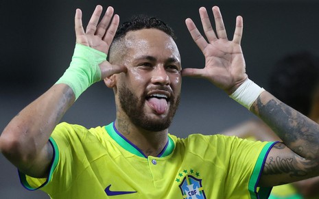 Neymar mostra a língua e abre as mãos para comemorar gol da Seleção Brasileira nas Eliminatórias ao vivo