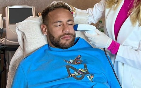 Imagem de Neymar realizando procedimento estético no rosto