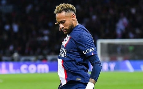 Neymar, do PSG, em campo pelo clube com uniforme azul com faixas vermelhas e branca