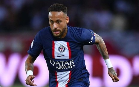 Neymar, do PSG, em campo pelo clube com uniforme azul com faixas vermelhas e branca